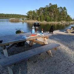 Abendessen an einem Naturrastplatz in Schweden.