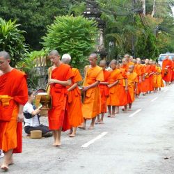 Das morgendliche Almosen Ritual in Luang Prabang.