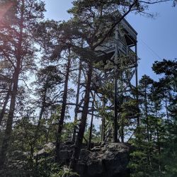 Der Aussichtsturm eines finnischen Nationalparks.